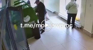 In Moscow, a robber took away a pension from a woman right at an ATM