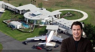 John Travolta made an entire airport out of his house (7 photos)