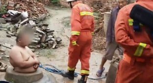 Неловко вышло: 120-килограммовый житель Китая застрял в колодце, но не растерял хладнокровия (2 фото + видео)