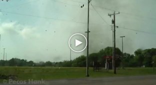 Водитель снял зарождение торнадо и его невероятную мощь