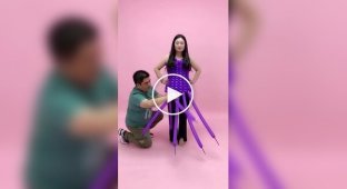 A man creates an outfit out of balloons in just a few minutes