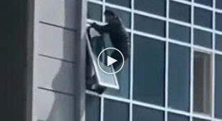 Man risked his life to save a girl