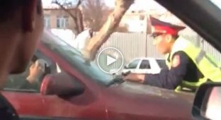 В Казахстане водитель прокатил полицейского на капоте