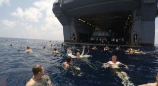 21 фотография того, как американские матросы и морпехи отдыхают в открытом море (22 фото)