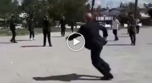 Президент Північного Кіпру впав, спробувавши вдарити головою по м'ячу