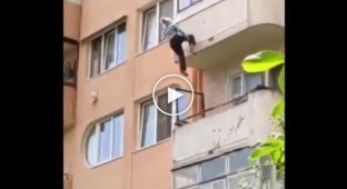81-летняя пенсионерка выпала с балкона на 5 этаже, но смогла спастись, ухватившись за бельевые веревки этажом ниже