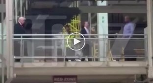 Трамп показав середній палець працівнику заводу в Детройті