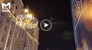 Канатоходец в центре Москвы