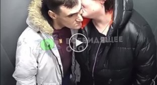 Романтическая пара в киевском лифте
