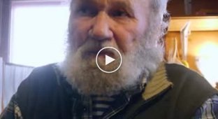 Пожилой российский геолог выставляет возле своего дома протестные плакаты