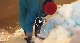 В Уфе пенсионерка рубила топором лед на тротуаре