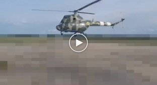 Редко попадающий в объективы камер вертолет Ми-2 в эксплуатации украинских ВВС