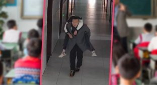 У Китаї вчитель два роки носив на спині учня з рідким захворюванням (3 фото)