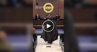 У США на засідання міської ради прийшов Бетмен