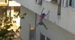 В Турции 19-летняя девушка, убегая от своих похитителей, выпрыгнула из окна многоэтажного дома (4 фото)