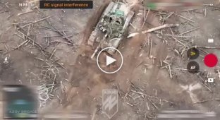 Детонация БК российского танка после прилета украинского FPV-дрона в Кременском лесу