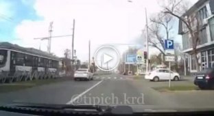 В Краснодаре водитель легковушки пролетел несколько метров над дорогой