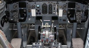 Кабина Boeing 737 Classic (28 фотографий)
