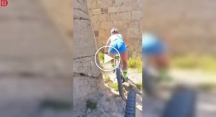 Велосипедисты едва не сорвались в пропасть из-за отвлекающего гида