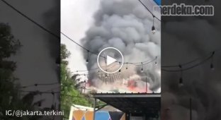 В Индонезии купол Большой мечети исламского центра обрушился из-за пожара