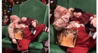 Санта-Клаус не стал будить спящего малыша, и устроил с ним забавную фотосессию (5 фото)