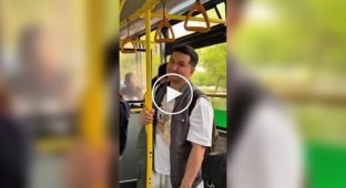Неловкая, но забавная ситуация в общественном транспорте