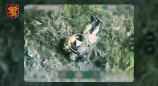 Окупант горить після скидання боєприпасу з українського дрону