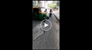 Мотоциклист, скрываясь с места ДТП, увез пожилого автомобилиста в Индии
