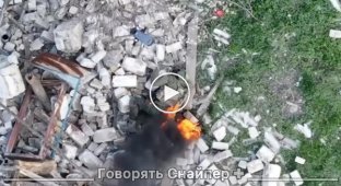 Український дрон спостерігає за окупантом, охопленим вогнем