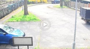 Водитель выгрузил весь мусор на дорогу и скрылся