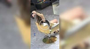 Фен загорівся в руках у дівчини