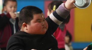 Четырехлетний китайский мальчик, который весит 62 кг (8 фото)