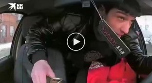 Неадекватный пассажир из Омска стал выхватывать руль из рук таксиста на ходу