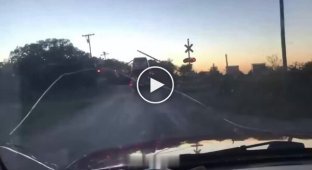 Автовоз із машинами проти поїзда