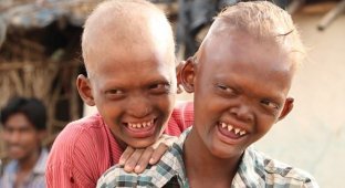Мальчики-призраки из Индии с острыми зубами и пугающими лицами (10 фото)