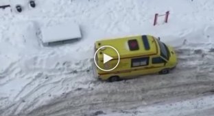 В Москве бригада детской скорой помощи застряла в снегу во дворе жилого дома