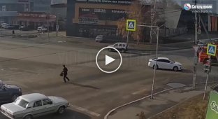 In Biysk, a pensioner walking across the road was hit by a garbage truck