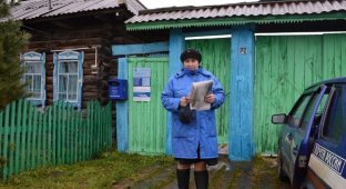 В Омской деревне почтальон бесплатно работает за фельдшера (5 фото)