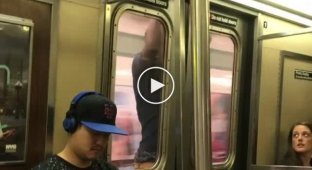 Пассажир нью-йоркского метро прокатился снаружи поезда, зацепившись за двери вагона