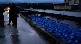 Floodwaters in Syria carried away thousands of gas cylinders (3 photos + 1 video)