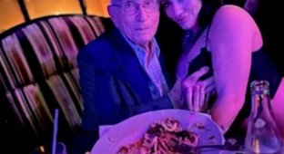 100-year-old man celebrated his anniversary in a strip club (9 photos)