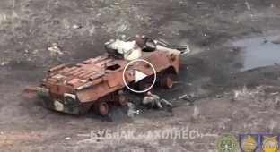 Бойцы 92-й ОШБр дроном-камикадзе ликвидировали оккупанта, лежавшего раненым около разбитой техники