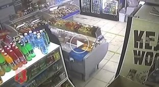 В Ачинске грабитель с ножом напал на продавщицу, но та дала ему отпор