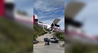 Extreme landing of planes on a Caribbean island