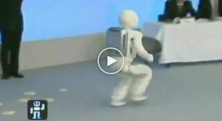Робот Асимо умеет бегать и наливать себе кофе