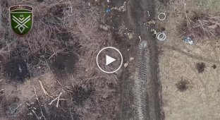 Оккупант идет по дороге мимо трупов 7 российских солдат и через мгновение становится мишенью для украинского дрона