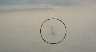 Пассажир самолета сфотографировал загадочное нечто, гуляющее по облакам (5 фото)