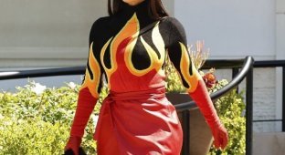 В Сети смеются над новым огненным нарядом Ким Кардашьян (8 фото)