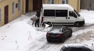 В Санкт-Петербурге неизвестные люди воруют снег