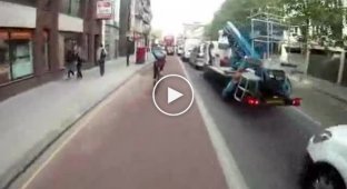 Велосипедиста зажало между автобусом и машиной